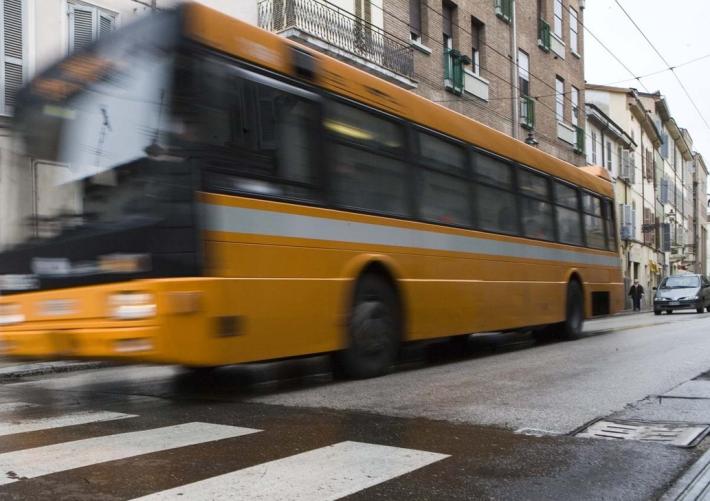 Strada Garibaldi chiusa per manifestazione: deviazione per i bus delle linee 1 e 2