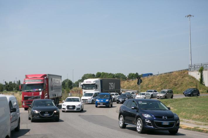 Via Europa, tutti in coda dopo il casello a causa dei lavori
