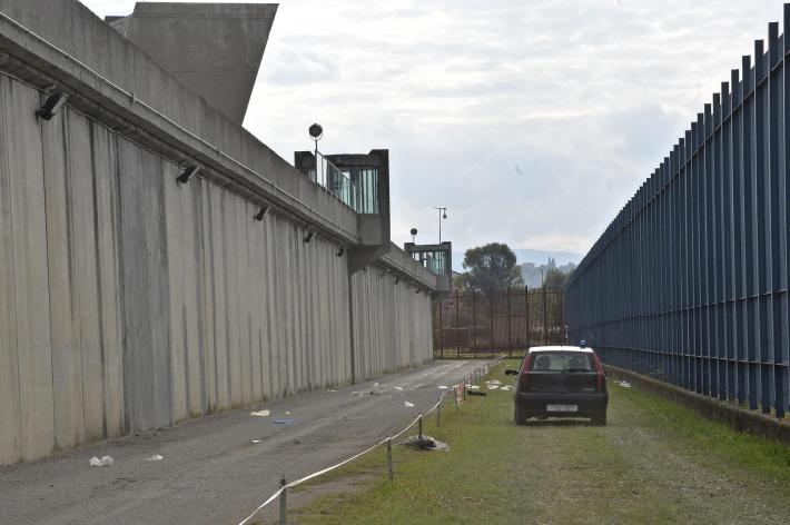 Carcere, quattro agenti aggrediti e feriti da un detenuto
