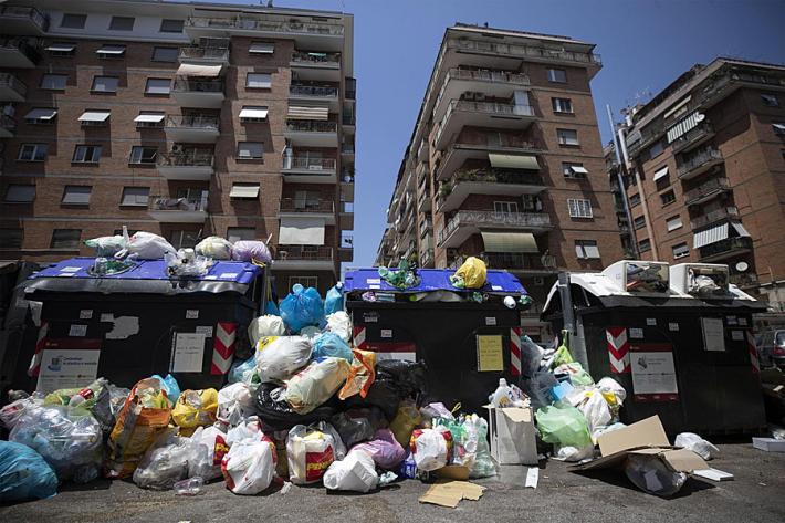Rifiuti a Roma, la grande vergogna e l'inettitudine
