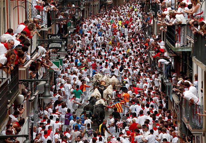 Spagna: al via la corsa dei tori a Pamplona, gi&agrave; tre feriti