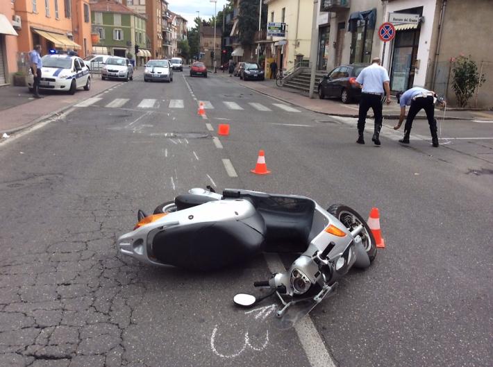 Settantacinquenne cade in scooter: &egrave; grave in ospedale
