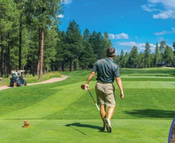 Giocare a golf fa bene e allunga la vita