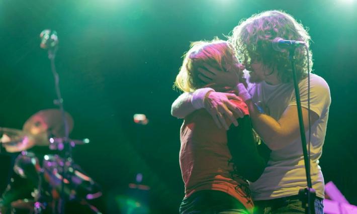 The Cage, concerto con sorpresa: le chiede la mano