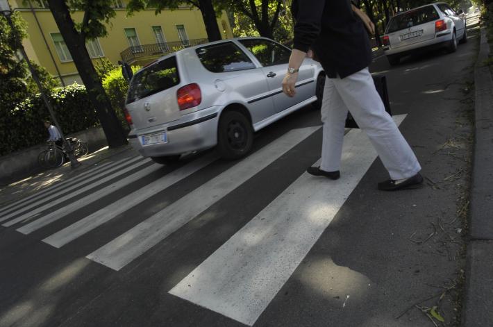 Passaggi pedonali e nuova segnaletica: ecco le 5 scuole che avranno accessi pi&ugrave; sicuri