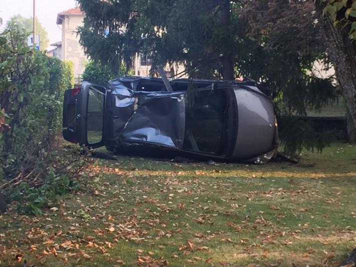 Sbanda, abbatte una cancellata e finisce in un giardino: un ferito a Ronco Campo Canneto