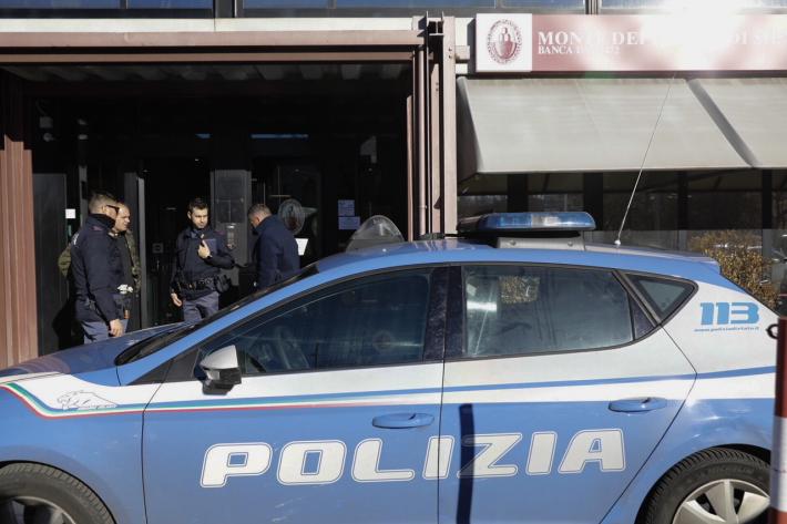 In borgo Tommasini la 'movida spagnola' dura fino al mattino: e arriva la Polizia