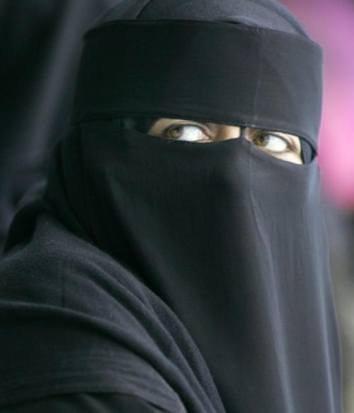  Talebani impongono il burqa in pubblico alle donne afghane