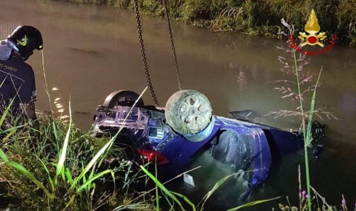 Auto in un canale, morti quattro giovani a Jesolo. Quattro morti anche a Cesena