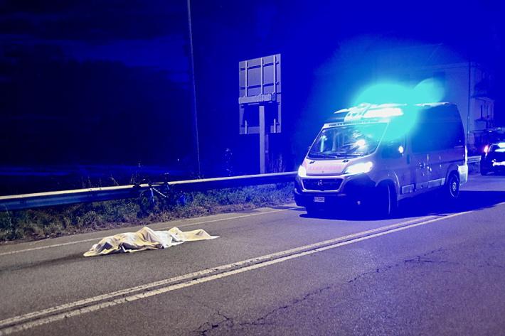 Ciclista 54enne cade lungo l'Asolana e muore