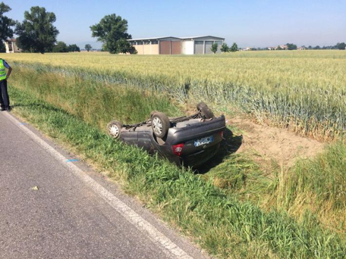 Auto esce di strada e si ribalta: ferita una ragazza