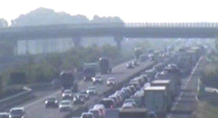 Mattina difficile sulle strade: 6 km di coda in A1, tir in fiamme sull'A15 e  due incidenti bloccano la tangenziale