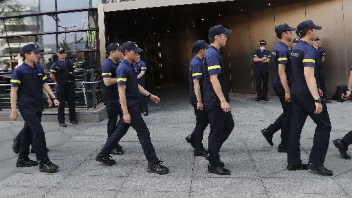 Esami in Giappone, scatta il maxi-piano anti molestie per le studentesse: pi&ugrave; poliziotti e un'app apposita