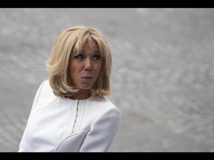 Troppa posta, un esercito di assistenti per Brigitte Macron