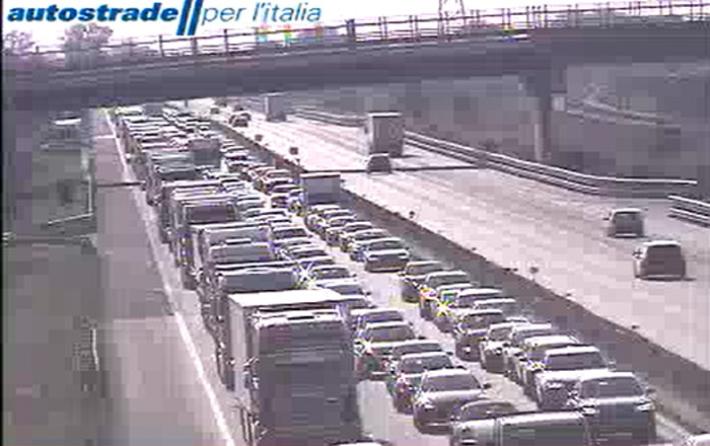 A1, caos tra Fidenza e Fiorenzuola, due incidenti con un morto: code  