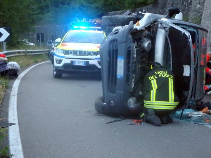 Valmozzola Stazione, si ribalta  con l'auto e finisce in ospedale