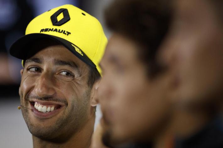 L'ex manager chiede 10 milioni di sterline a Ricciardo