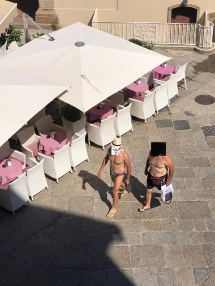 A Gallipoli vietato passeggiare in costume o a torso nudo