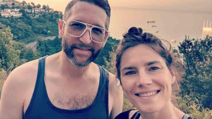 Amanda Knox lancia con il fidanzato una colletta (10 mila euro) per le  nozze
