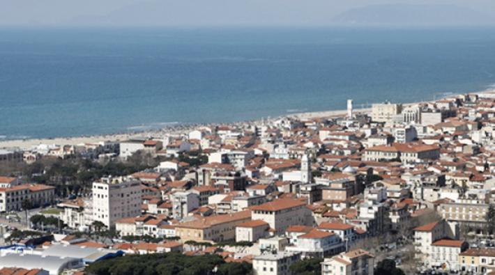 Pietrasanta, muore annegato in mare