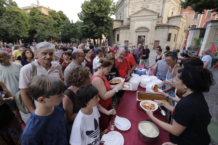 Pienone per le "Penne" antifasciste in piazzale Picelli