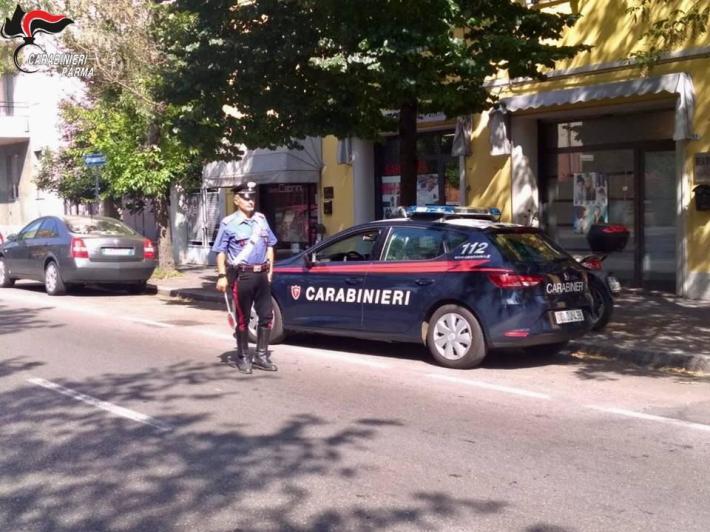 Viale Piacenza, pugno a una donna per rapinarla: arrestati