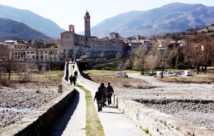 Precipita per 12 metri dal Ponte Gobbo di Bobbio: morto 65enne 