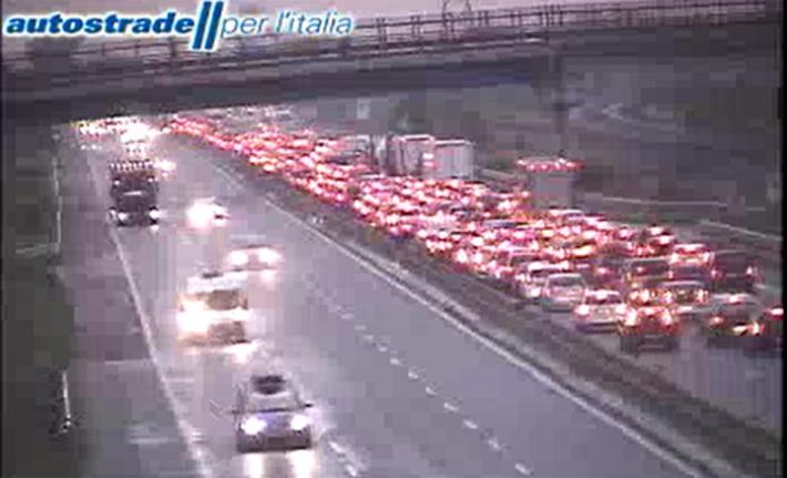 Auto in fiamme sull'A1: 5 km di coda 