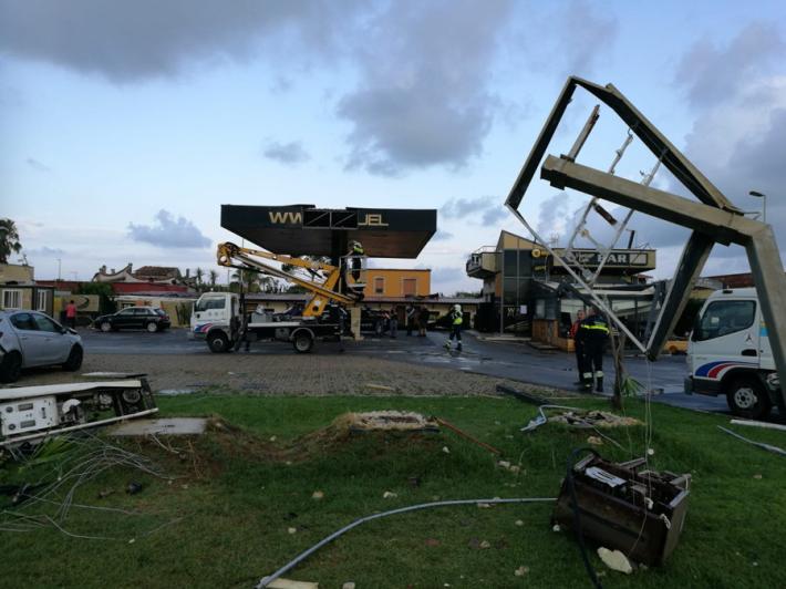 Tromba d'aria a Fiumicino, auto sbalzata via: morta una donna. Un morto anche ad Arezzo