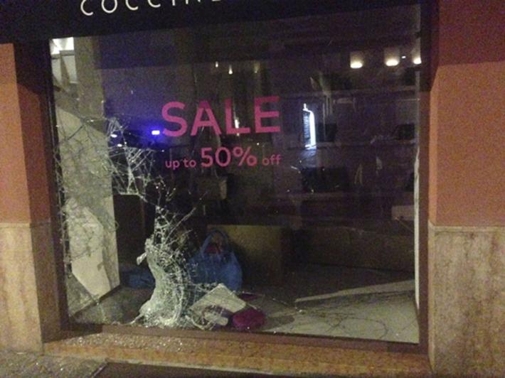 Scooter impazzito distrugge la vetrina di &laquo;Coccinelle&raquo;