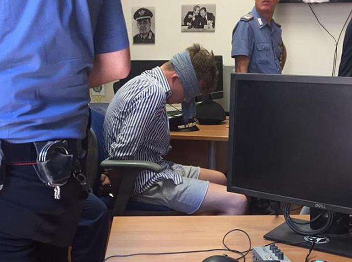 Carabiniere ucciso: la foto-choc di uno dei fermati bendato in caserma. Avviata un'indagine