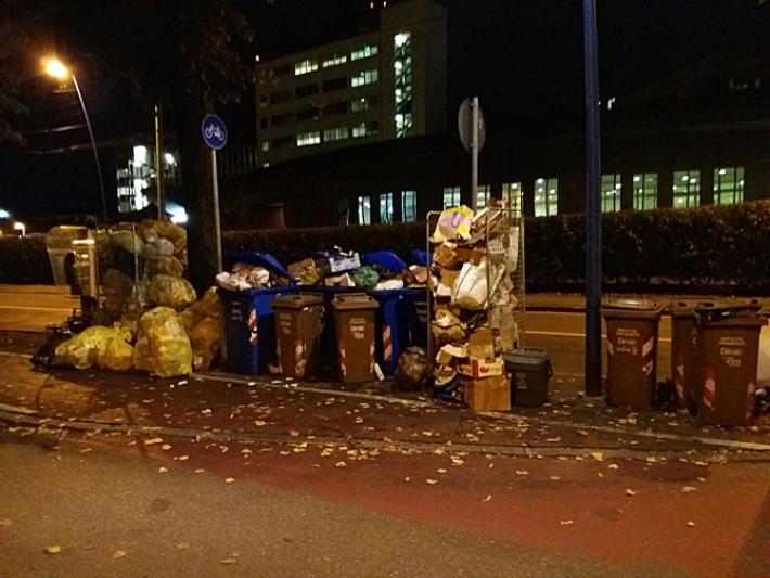 Rifiuti "in bella mostra": la segnalazione dalla zona ospedale