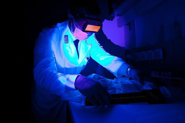 Stupra la commessa di un centro estetico, i Ris lo incastrano con il Dna 