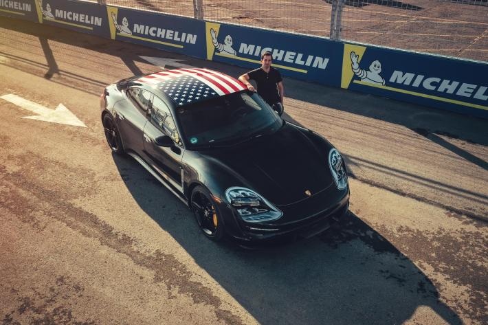 Volano gli ordini per Taycan, la prima Porsche  elettrica