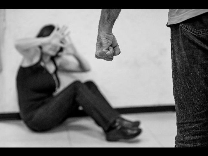 Bibbiano,  violenta e maltratta la moglie: arrestato