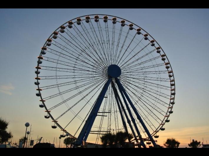 Un inglese si lancia dalla  ruota panoramica di Rimini
