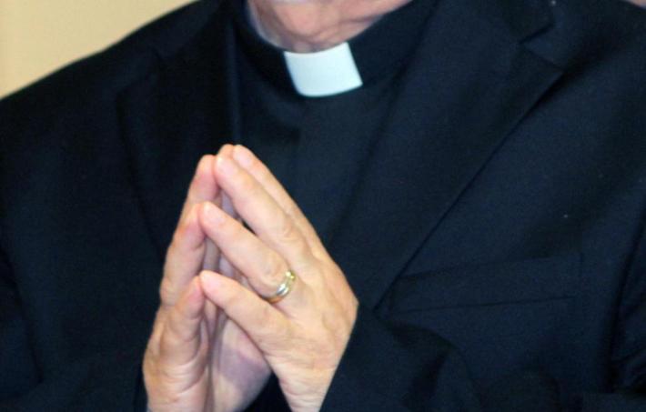 Abusi sessuali, arrestato sacerdote a Piacenza 