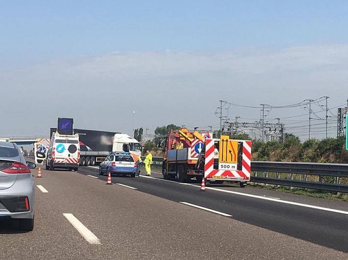 Auto contro un guard-rail in A1: un ferito