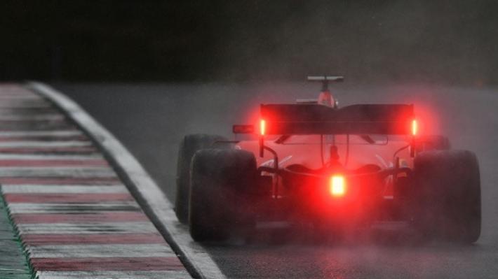 Ferrari lenta nella pioggia, guida Gasly