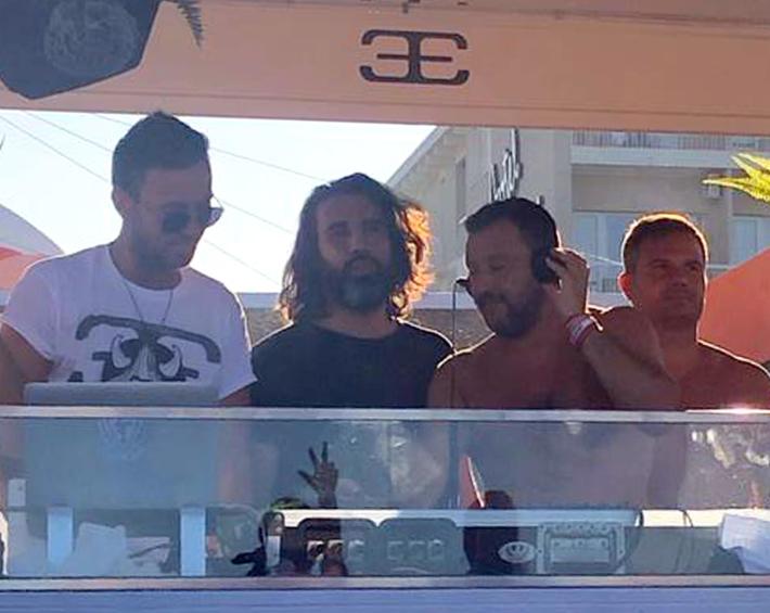 Salvini fa il deejay a Milano Marittima a torso nudo
