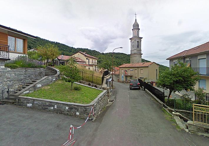 Finisce fuori strada con la moto: ragazzo finisce all'ospedale