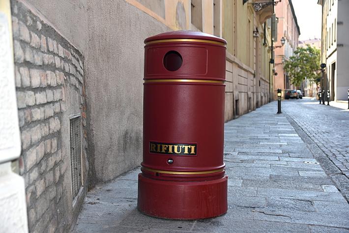 Cambiano i cestini in centro storico