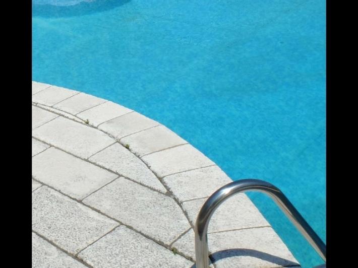 Morto il bimbo soccorso in piscina 