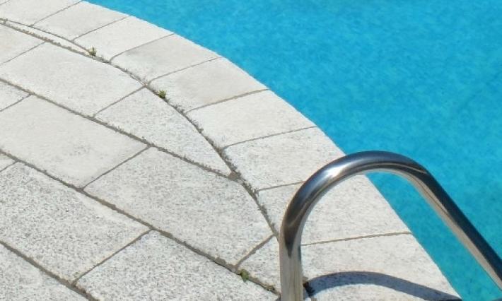 Bambina rischia di annegare in una piscina privata a Massa: &egrave; grave