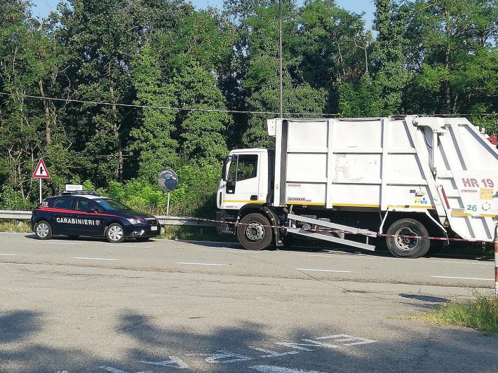 Si schianta con la moto contro un camion: ricoverato in rianimazione