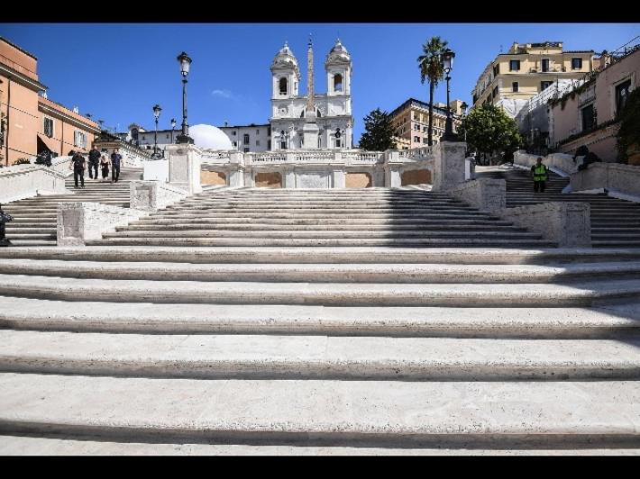 Con auto danneggia Scalinata di Trinita' dei Monti a Roma
