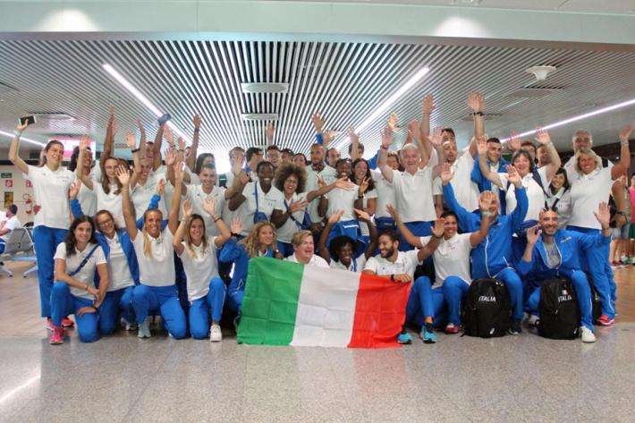 La Folorunso  con la  squadra azzurra  in partenza per Varsavia 
