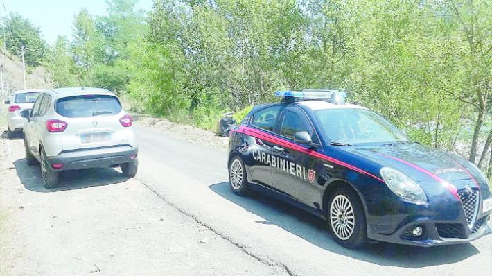Tornano da una giornata al fiume e trovano le auto saccheggiate