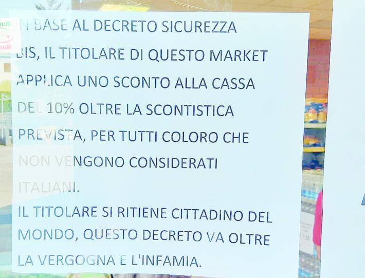 'Nel mio market sconto per chi non &egrave; considerato italiano'. E  a Milano lo copiano