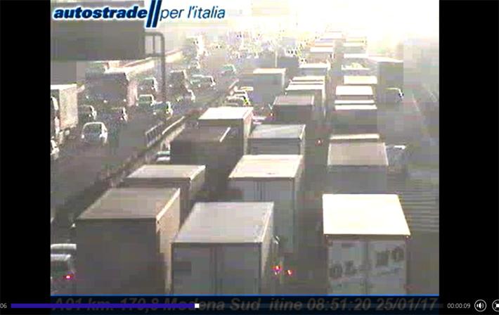 Schianto tra tre automezzi: un morto e due feriti in A1. 11 km di coda